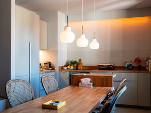 Kühlschrank, Mikrowelle, Ofen, Geschirrspüler