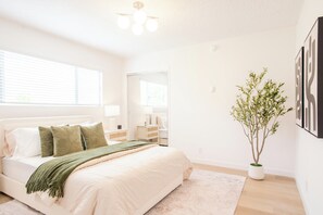 2 bedrooms, WiFi, bed sheets - Coastal Comfort, 2BR Montana (Santa Monica)