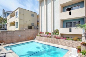 Pool - Coastal Comfort, 2BR Montana (Santa Monica)