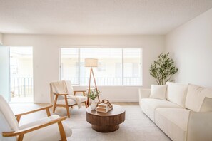 Smart TV - Coastal Comfort, 2BR Montana (Santa Monica)