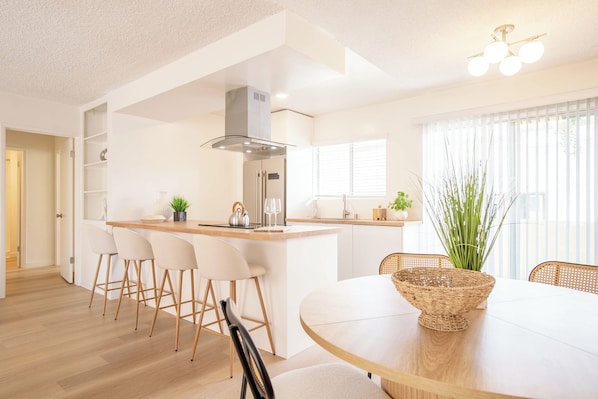 Dining - Coastal Comfort, 2BR Montana (Santa Monica)