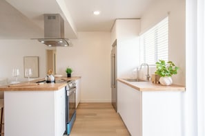 Microwave, oven, stovetop, dishwasher - Coastal Comfort, 2BR Montana (Santa Monica)