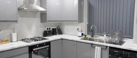 Casa | Cucina privata | Frigorifero, microonde, forno, piano cottura