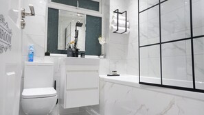 Maison | Salle de bain | Ensemble baignoire-douche, baignoire profonde, séchoir à cheveux