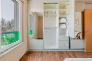 2 chambres, fer et planche à repasser, Wi-Fi, draps fournis