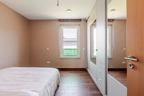 2 quartos, ferros/tábuas de passar roupa, Wi-Fi, roupa de cama