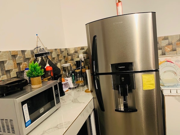 Kühlschrank, Mikrowelle, Ofen, Herdplatte