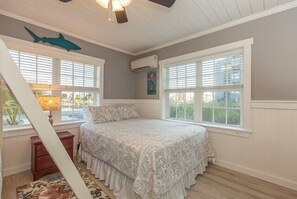 4 bedrooms, free WiFi, bed sheets - Cypress Cottage - Marshfront in Garden City Beach! (Garden City Beach)