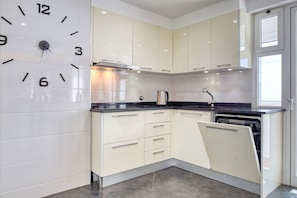 Frigorífico, microondas, horno y placa de cocina