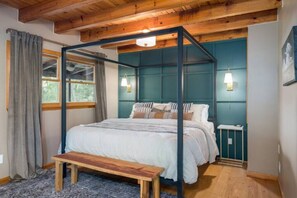 4 bedrooms, desk, free WiFi, bed sheets