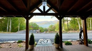 Un espace extérieur abrité offrant une vue sur une route et des montagnes.