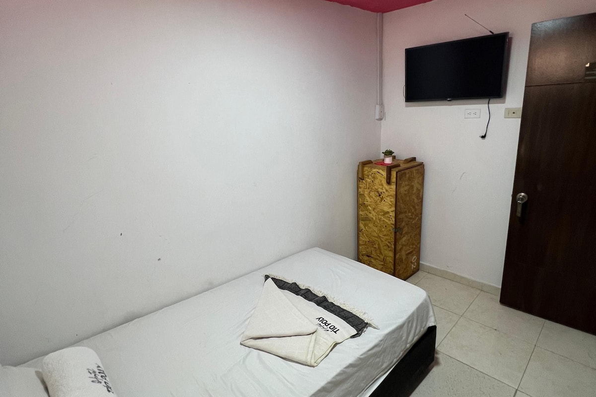 Economy kamer, 1 eenpersoonsbed | Een strijkplank/strijkijzer, gratis wifi, beddengoed