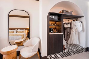 Deluxe Suite with Heated Private Pool | 1 sovrum, värdeförvaringsskåp på rummet och arbetsyta för laptop