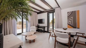 One-Bedroom Villa with Big Private Pool | 1 yatak odası, odada kasa, dizüstü bilgisayar çalışma alanı