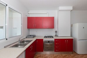 Kjøleskap, ovn, kokeplater og kaffetrakter/tekoker