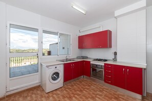 Geladeira, fogão, cooktop, cafeteira/chaleira