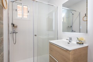 Douche, sĂšche-cheveux, bidet, serviettes fournies