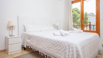 4 bedrooms, iron/ironing board, free WiFi, bed sheets