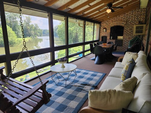  Private waterfront home/fishing, pedal boat, game room, close to Gettysburg,