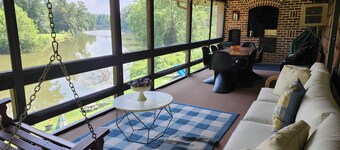  Private waterfront home/fishing, pedal boat, game room, close to Gettysburg,