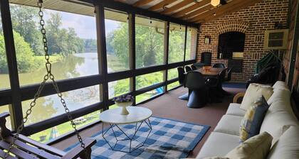 Private waterfront home/fishing, pedal boat, game room, close to Gettysburg,