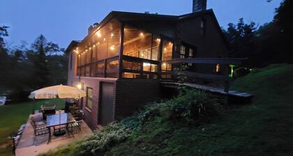 Private waterfront home/fishing, pedal boat, game room, close to Gettysburg,