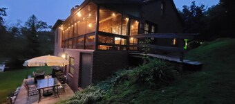 Private waterfront home/fishing, pedal boat, game room, close to Gettysburg,