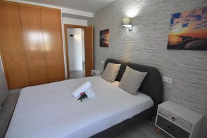 2 chambres, fer et planche à repasser