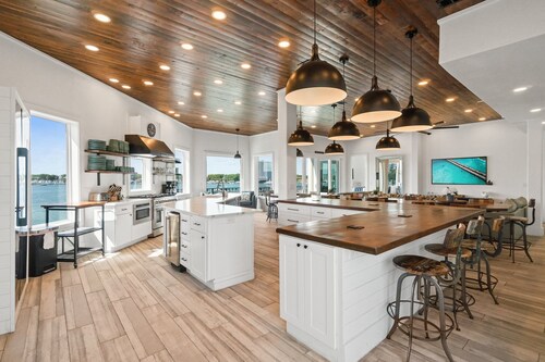 ✨ Maritime Escape | Located on the Destin Harbor | Private Pool + Dock | FREE Parasailing