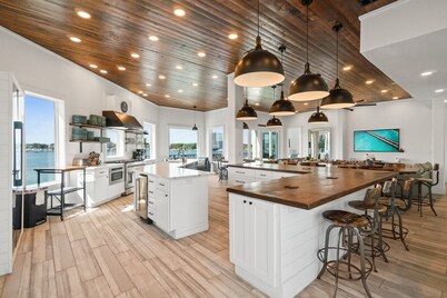 ✨ Maritime Escape | Located on the Destin Harbor | Private Pool & Dock | FREE Parasailing