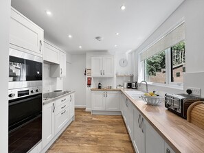 Mikrowelle, Ofen, Geschirrspüler, Hochstuhl