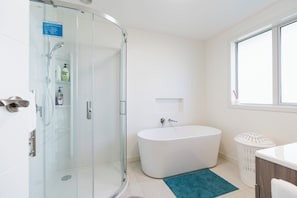Haartrockner, Handtücher, Seife, Toilettenpapier