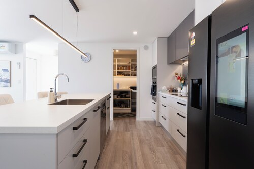 Premium Accommodation in Dunedin lies between Dunedin city and Airport.