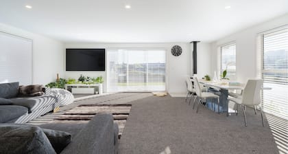 Premium Accommodation in Dunedin lies between Dunedin city and Airport.