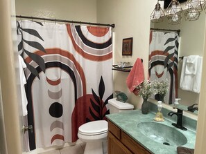 Shower, hair dryer, towels, soap - Enjoy Gorgeous Mountain Views w/Privacy & Southwestern Ambiance Inside and Out! (Green Valley)