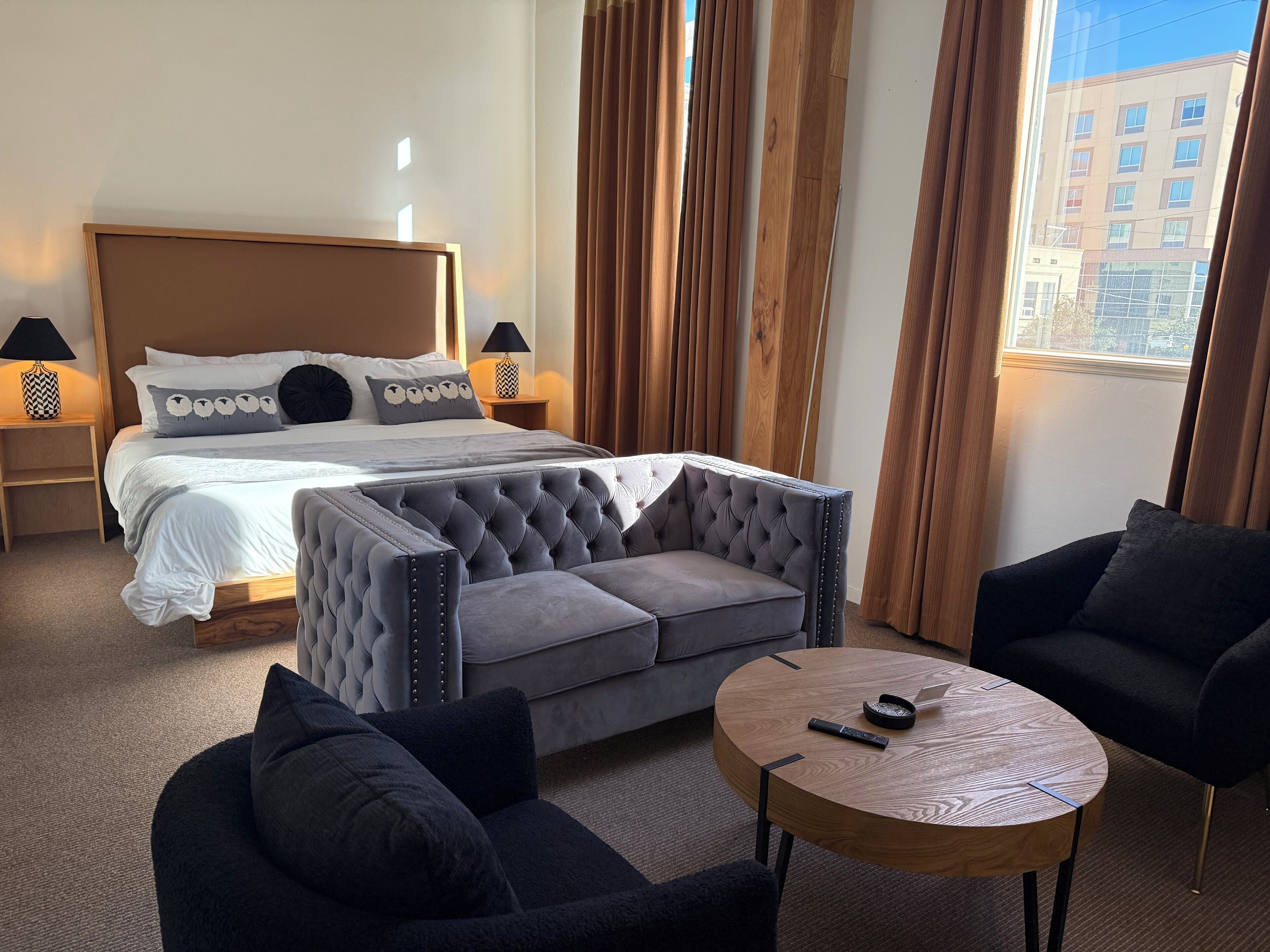 Suite – city, ikke-røyk, byutsikt | Bad | Hårføner, håndklær, såpe og sjampo