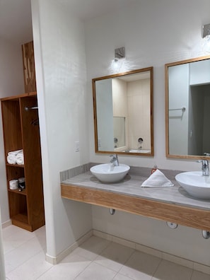 Habitación doble superior, 1 cama de matrimonio, no fumadores | Baño | Secador de pelo, toallas, jabón y champú