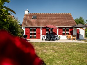 Outdoor dining - Polderhuis 9 parking and shared pool by Interhome (De Haan)