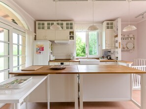 Fridge, oven, dishwasher, cookware/dishes/utensils