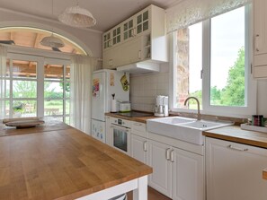 Fridge, oven, dishwasher, cookware/dishes/utensils