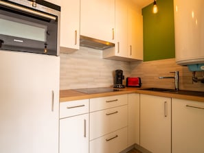 Fridge, dishwasher, cookware/dishes/utensils