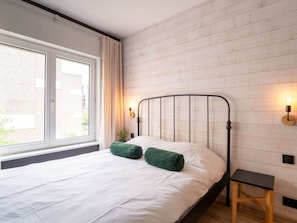 1 bedroom, desk, internet