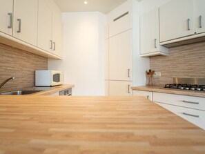 Fridge, cookware/dishes/utensils