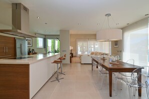 Réfrigérateur, micro-ondes, four, lave-vaisselle