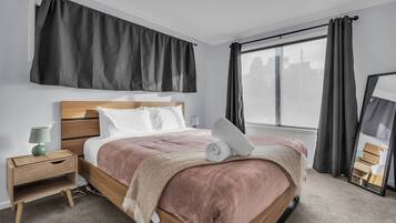 2 bedrooms, iron/ironing board, Internet
