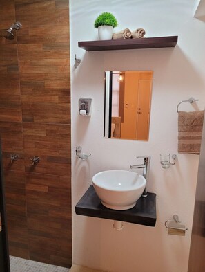 Serviettes fournies, savon, papier toilette