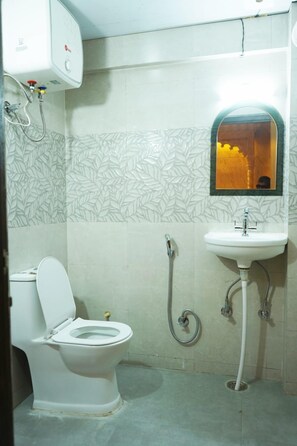 Habitación económica doble | Baño | Ducha, toallas y papel higiénico