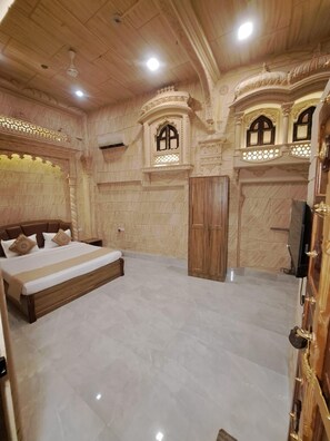 Raj Rajeshwari Double Bed Room | Free WiFi - Batra Guest House (Varanasi)