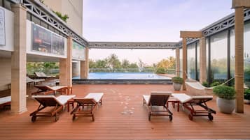 Hồ bơi ngoài trời