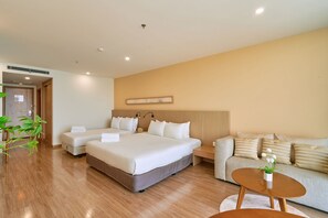 Habitación doble, vista a la playa | Caja de seguridad en la habitación y escritorio 